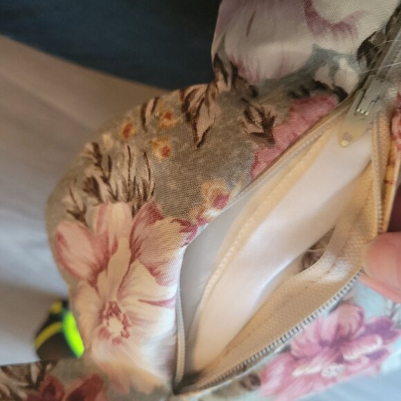 Shabby Chic Floral Decorative Pillow With Ruffled Edge & Zipper Closure 15"x15" - Picture 5 of 7